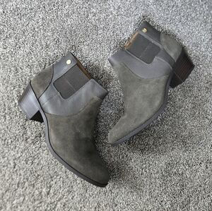 Vionic Women's Ankle Bootie Finn NEW size 9